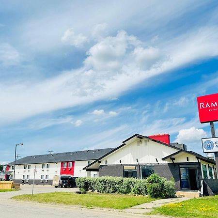 Ramada By Wyndham Dawson Creek Otel Dış mekan fotoğraf