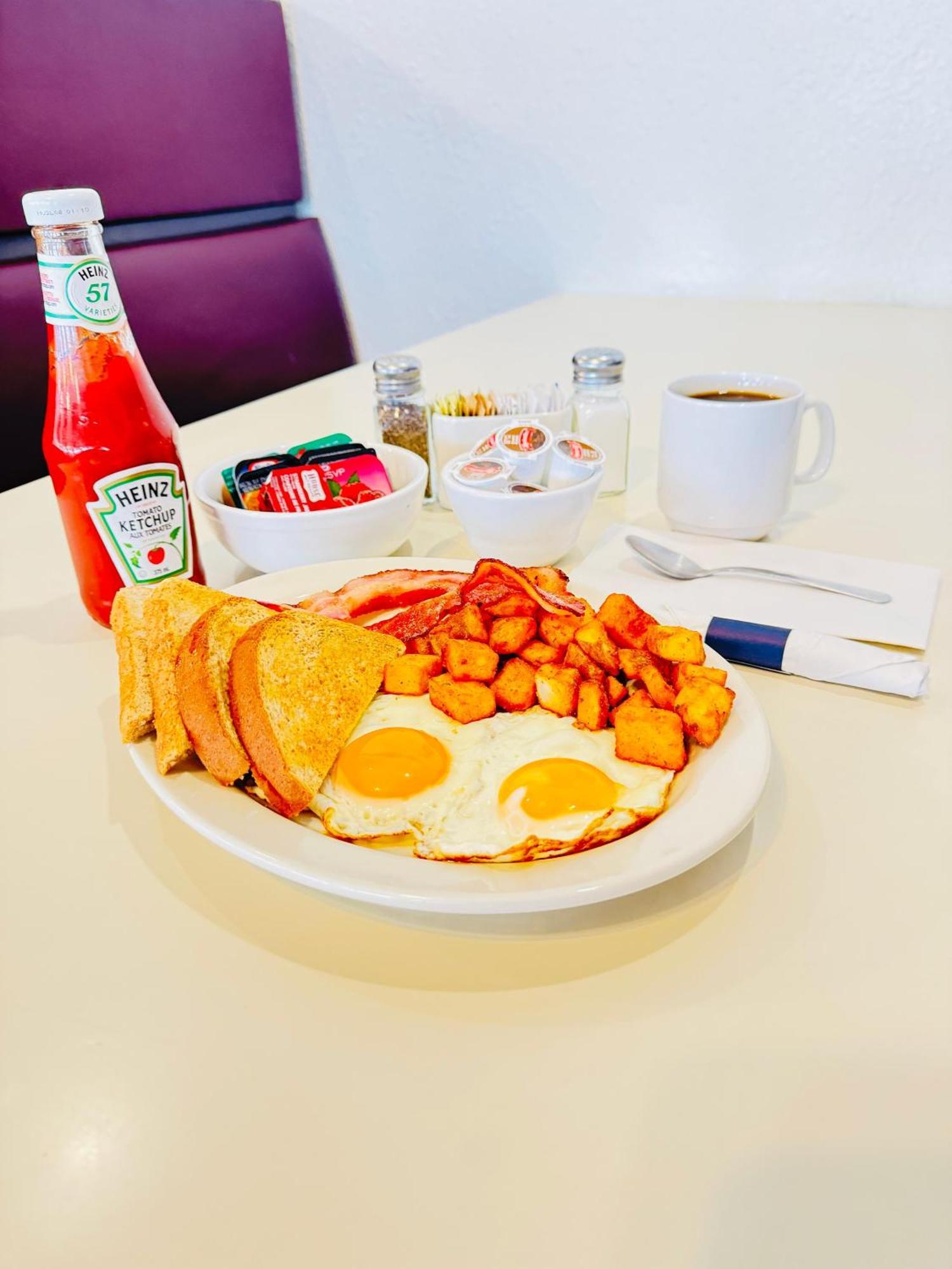 Ramada By Wyndham Dawson Creek Otel Dış mekan fotoğraf