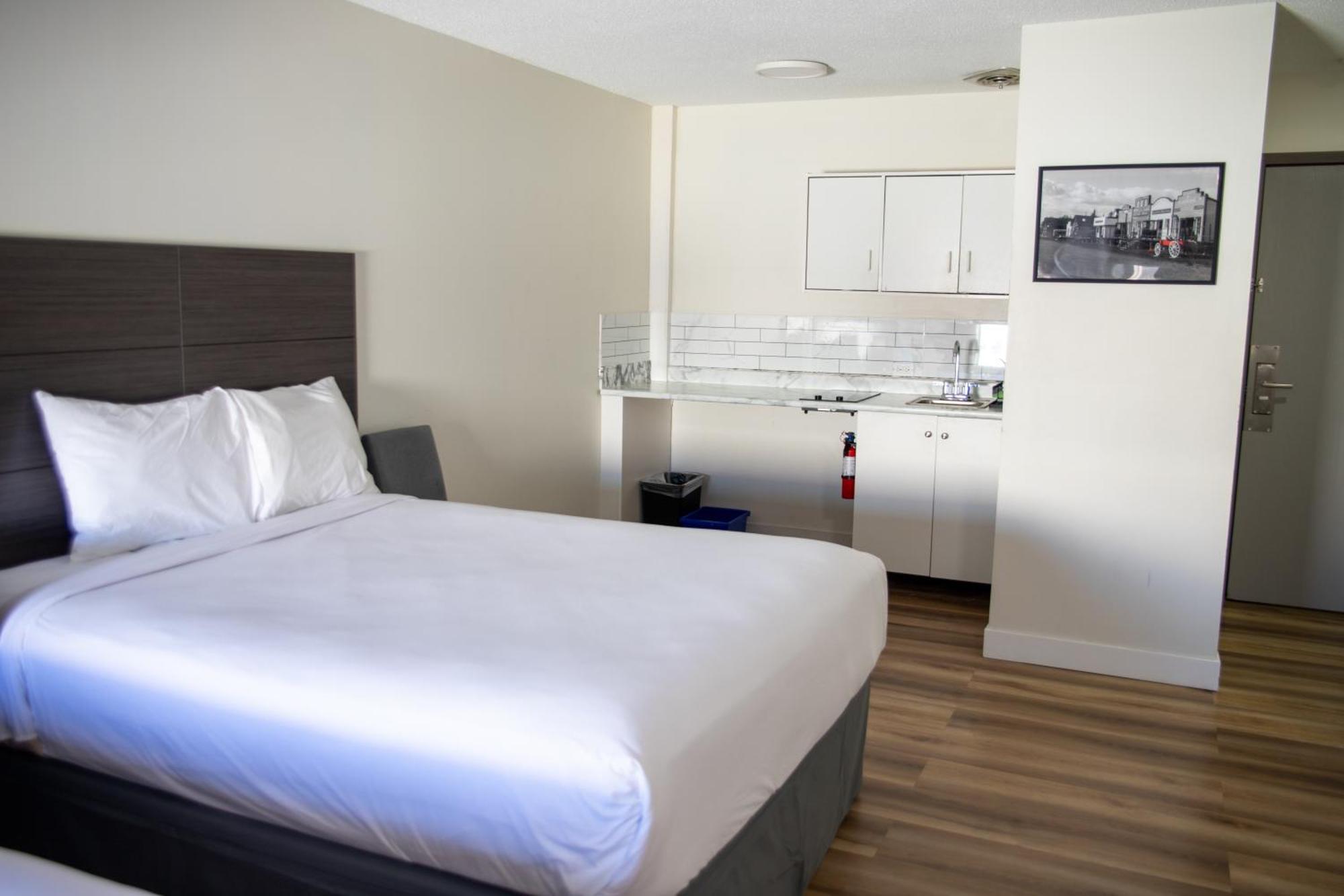 Ramada By Wyndham Dawson Creek Otel Dış mekan fotoğraf