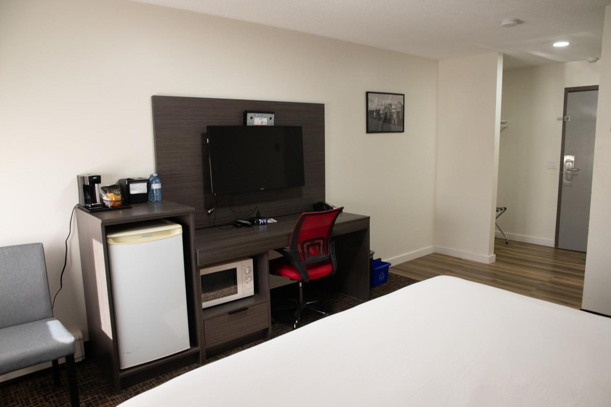 Ramada By Wyndham Dawson Creek Otel Dış mekan fotoğraf