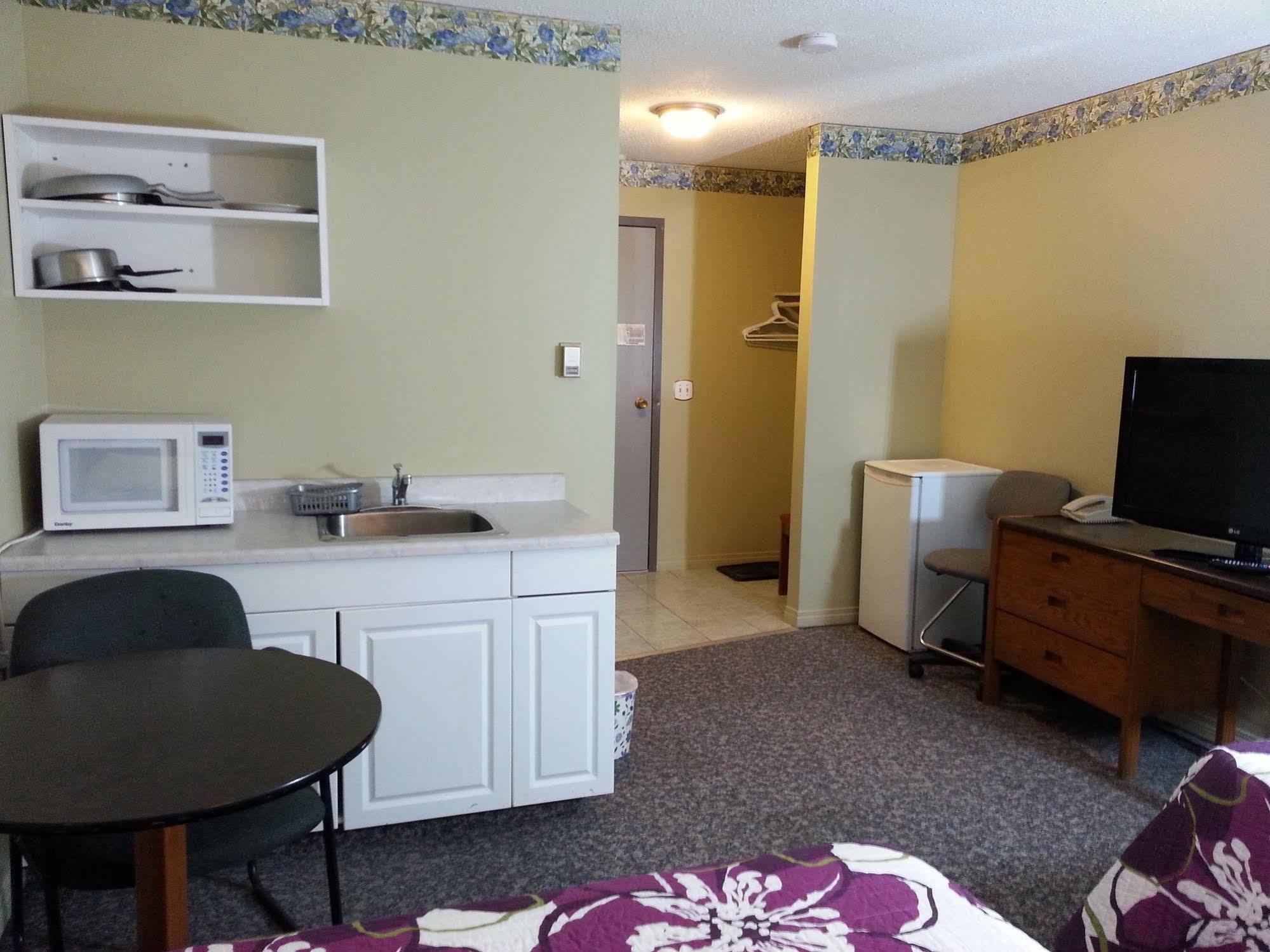 Ramada By Wyndham Dawson Creek Otel Dış mekan fotoğraf