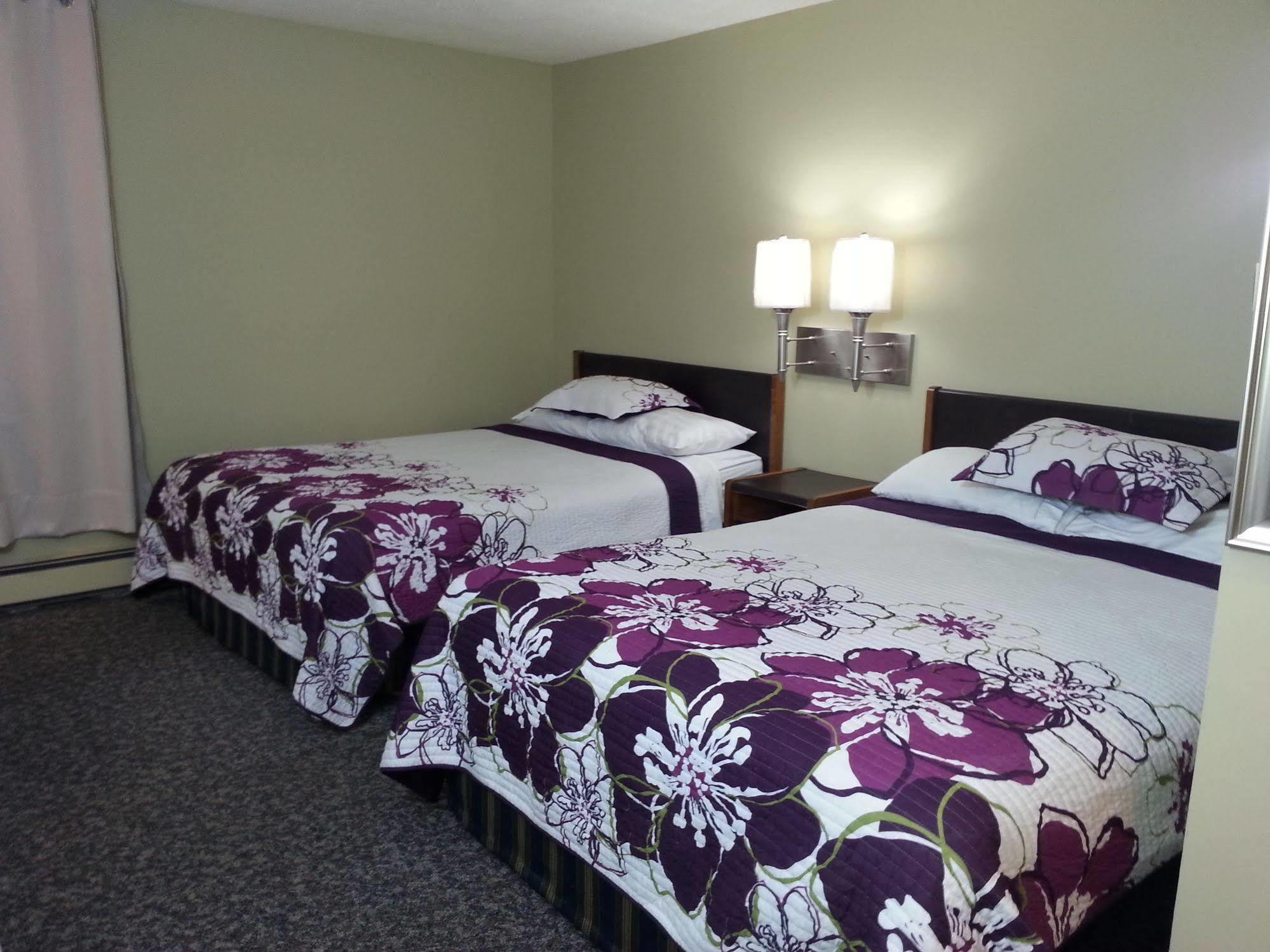 Ramada By Wyndham Dawson Creek Otel Dış mekan fotoğraf