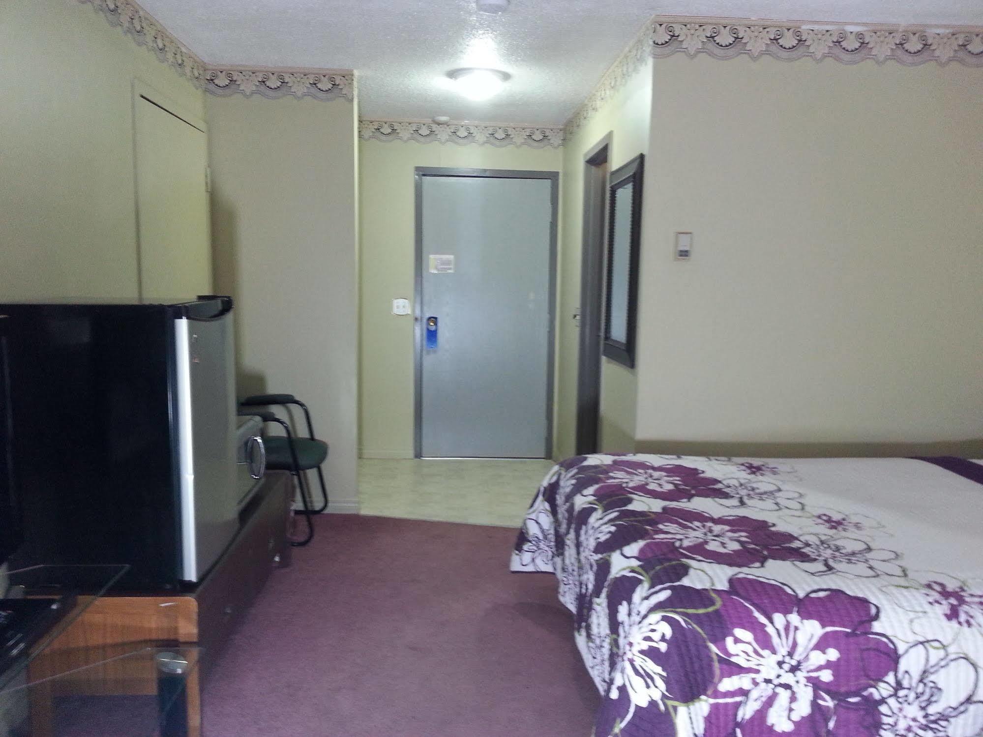 Ramada By Wyndham Dawson Creek Otel Dış mekan fotoğraf